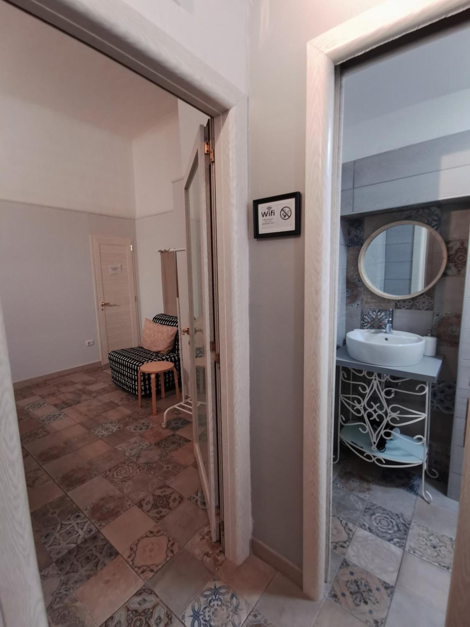 Whiteflower Apartments Бари Номер фото
