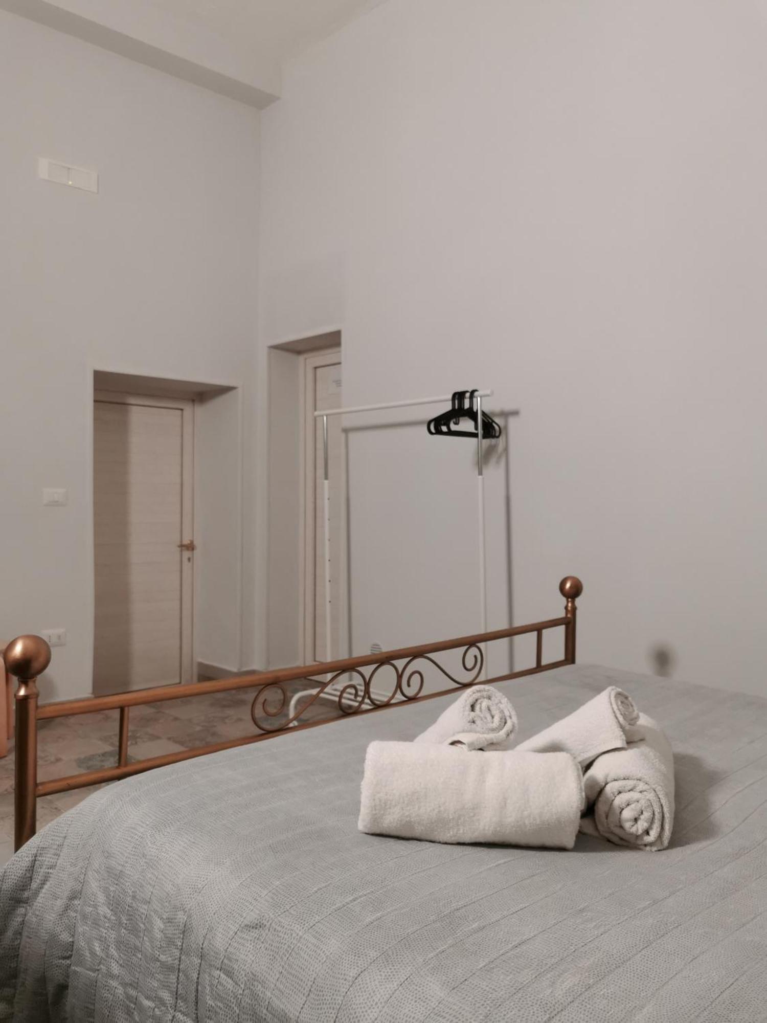 Whiteflower Apartments Бари Номер фото